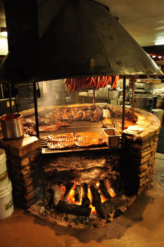 Um legítimo e suculento Bar-b-que americano, na Salt Lick, em Austin, capital do Texas, nos Estados Unidos